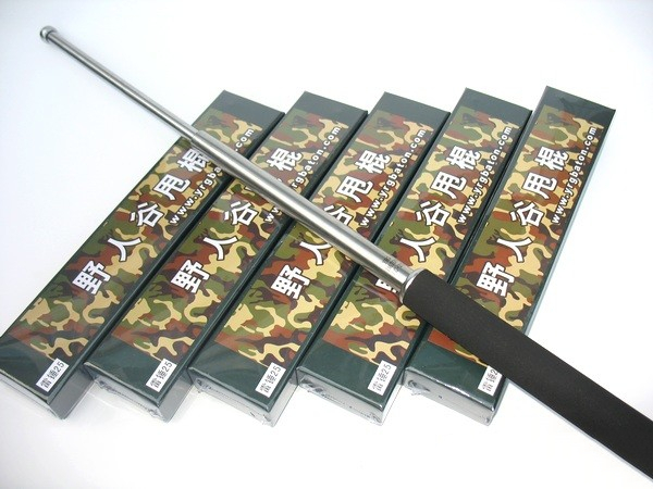 如何使用伸縮甩棍？